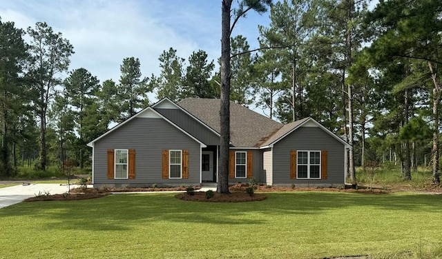 view of front of property with a front yard