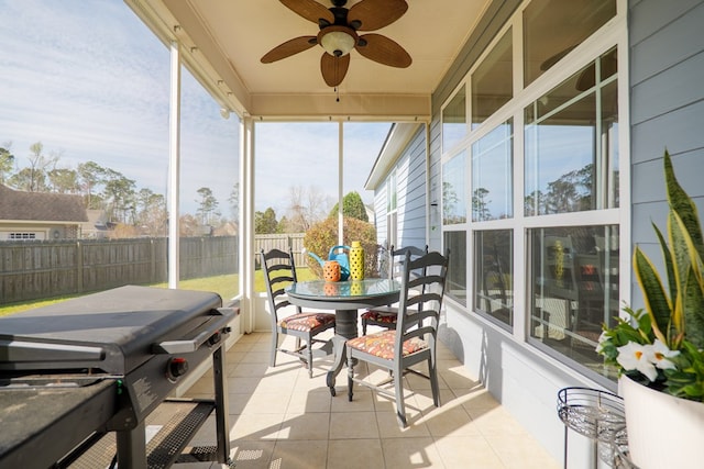 sunroom with ceiling fan