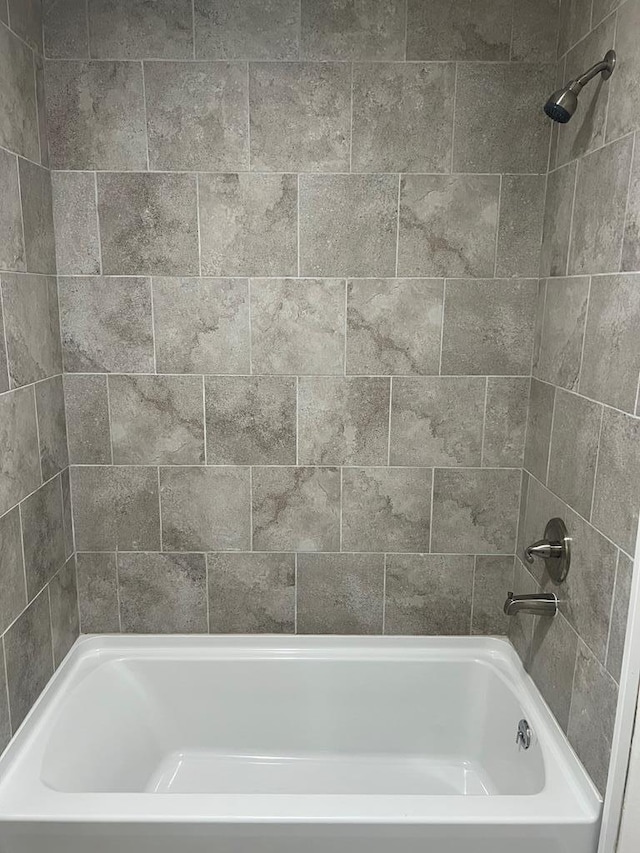 bathroom featuring tiled shower / bath