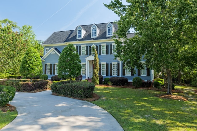 colonial house featuring a front lawn
