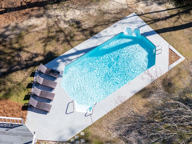 view of swimming pool