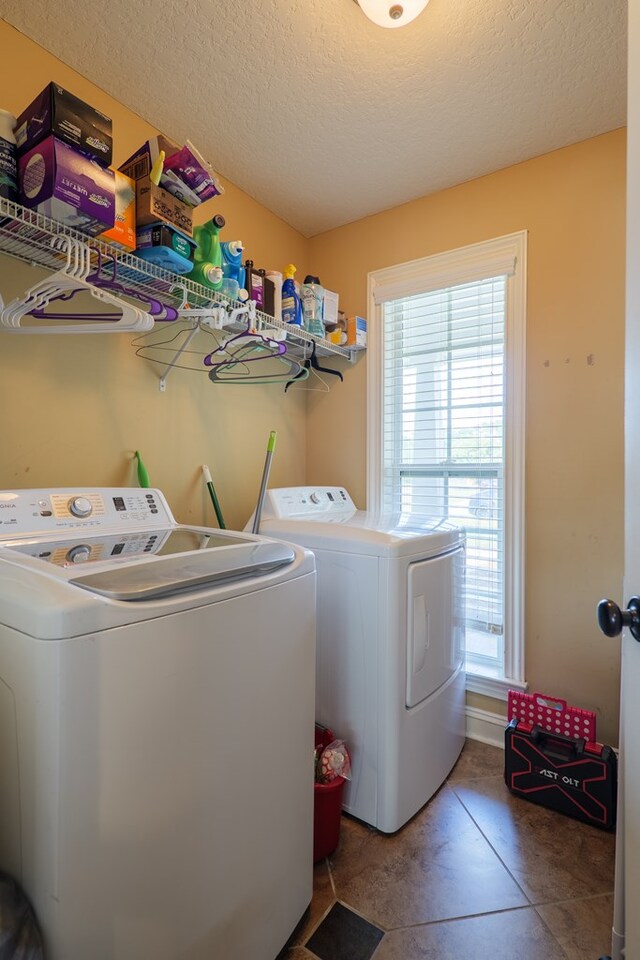 2783 Rabbit Ridge Run, Valdosta, GA 31605 - laundry room featuring washing machine and dryer, healthy amount of natural light, and a textured ceiling