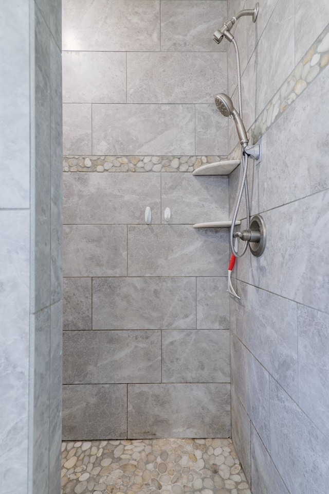 bathroom featuring tiled shower