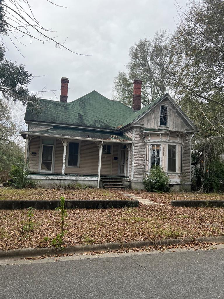 view of front facade with covered porch