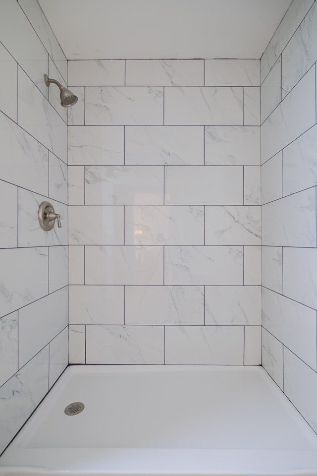 6041 NE Edmundson Rd, Hahira, GA 31632 - full bathroom featuring a tile shower