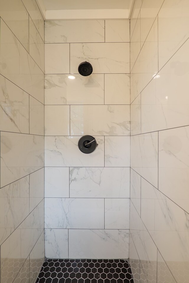 6041 NE Edmundson Rd, Hahira, GA 31632 - full bathroom featuring a tile shower