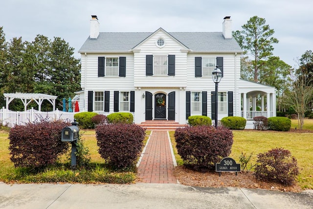 view of front of home featuring a front lawn