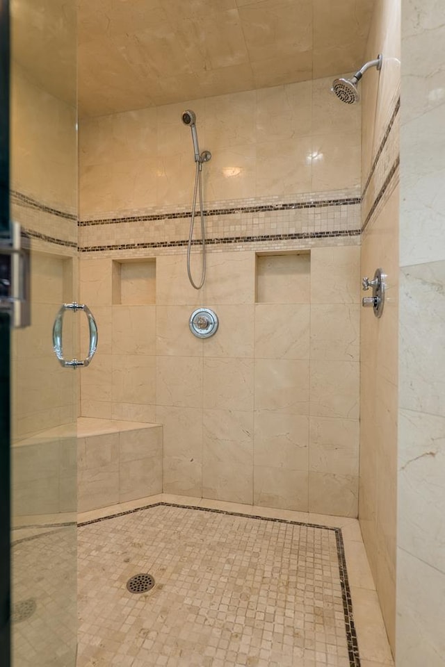 bathroom featuring tiled shower