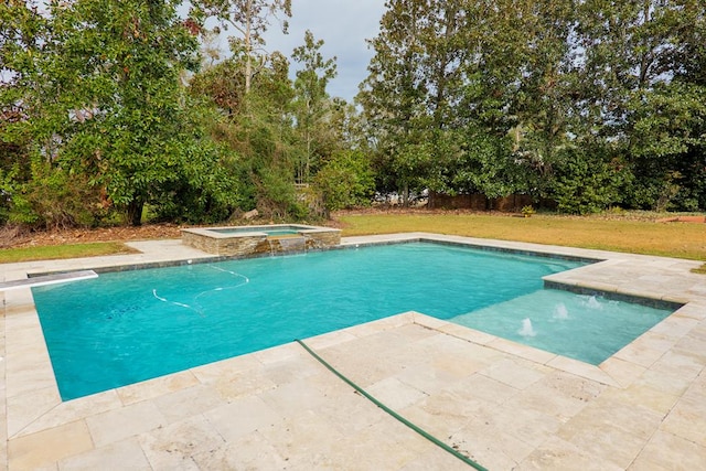 view of pool featuring an in ground hot tub and a yard