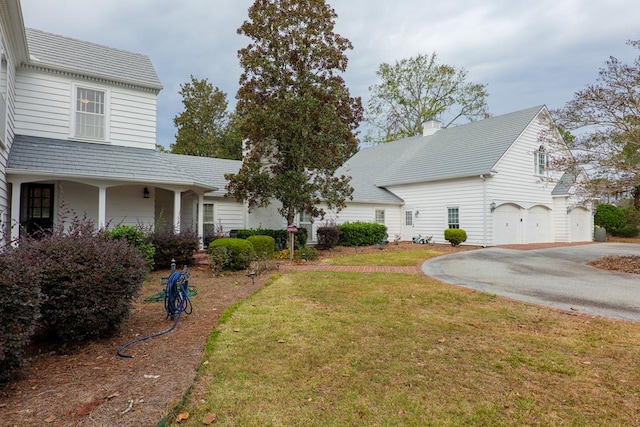 view of front facade with a front yard