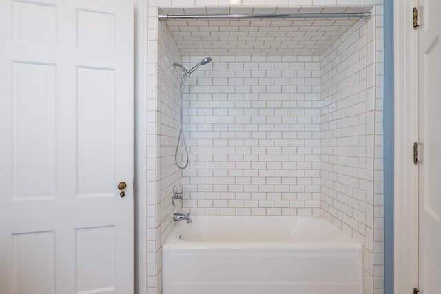 bathroom featuring tiled shower / bath combo