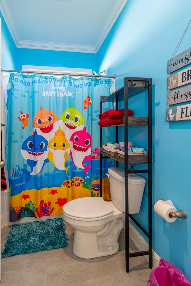 bathroom featuring a shower with curtain, ornamental molding, and toilet