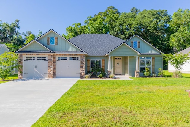 craftsman-style house featuring a garage and a front lawn