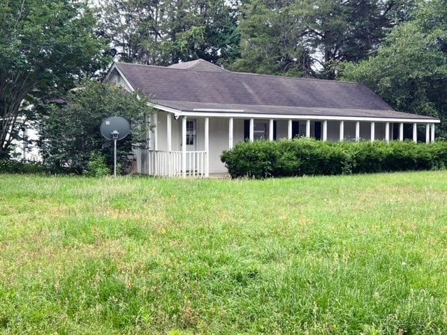 view of front of property featuring a front yard and a porch