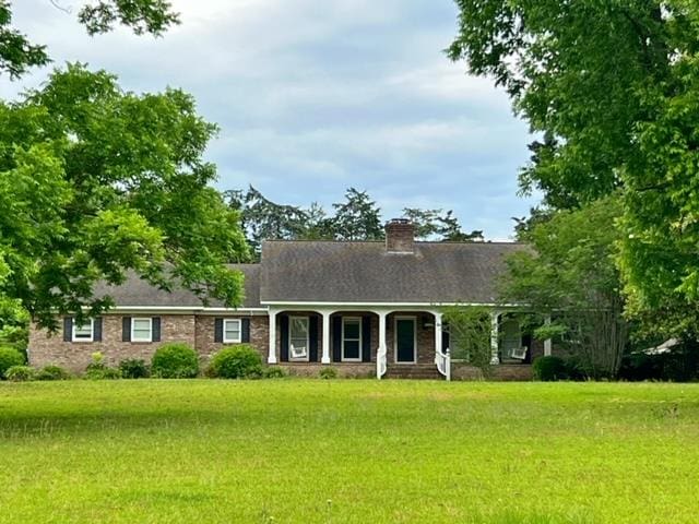 single story home with a front yard