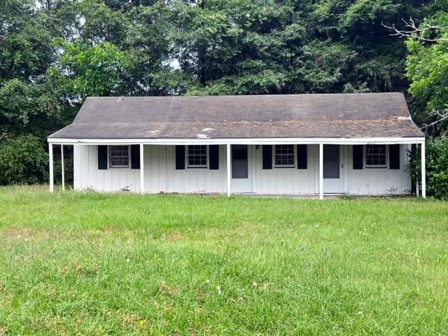 ranch-style house featuring a front lawn and a porch