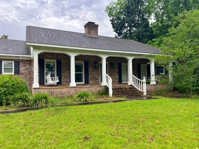 view of front facade featuring a porch and a front yard