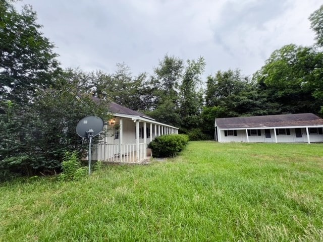 view of yard featuring an outbuilding