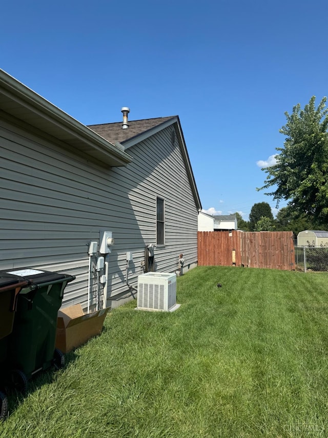 5506 Glen Ct, Carlisle, OH 45005 - view of yard featuring central AC unit