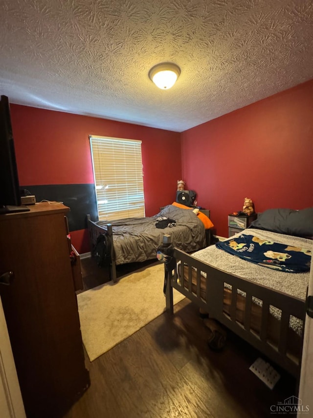 5506 Glen Ct, Carlisle, OH 45005 - bedroom featuring hardwood / wood-style flooring and a textured ceiling