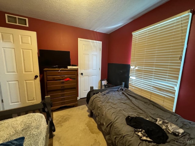 5506 Glen Ct, Carlisle, OH 45005 - bedroom with light carpet and a textured ceiling