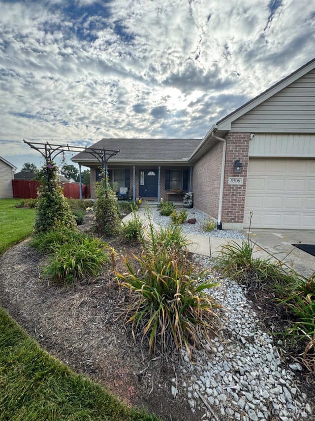 5506 Glen Ct, Carlisle, OH 45005 - ranch-style house with a garage