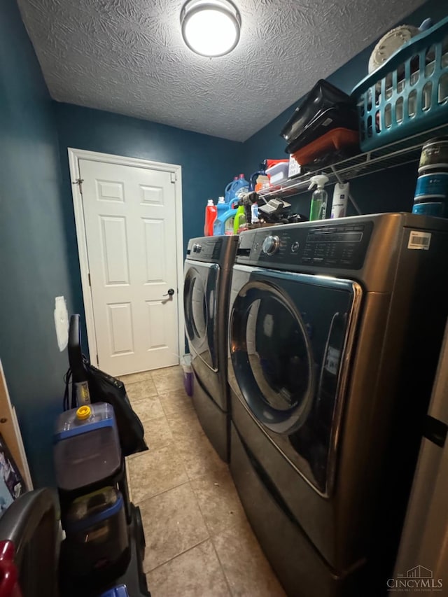 5506 Glen Ct, Carlisle, OH 45005 - laundry room featuring a textured ceiling, washing machine and clothes dryer, and light tile patterned flooring