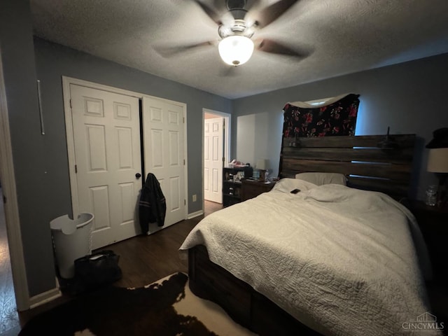 5506 Glen Ct, Carlisle, OH 45005 - bedroom featuring a textured ceiling, dark hardwood / wood-style flooring, ceiling fan, and a closet