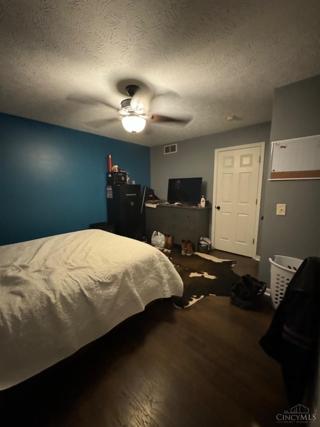 5506 Glen Ct, Carlisle, OH 45005 - bedroom featuring a textured ceiling, ceiling fan, and hardwood / wood-style flooring