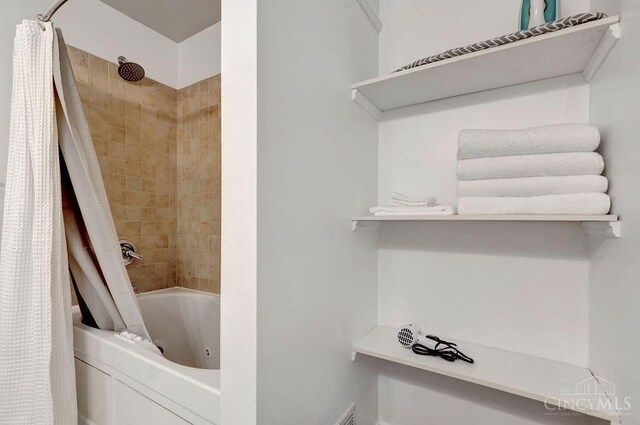 bathroom with shower / bath combo