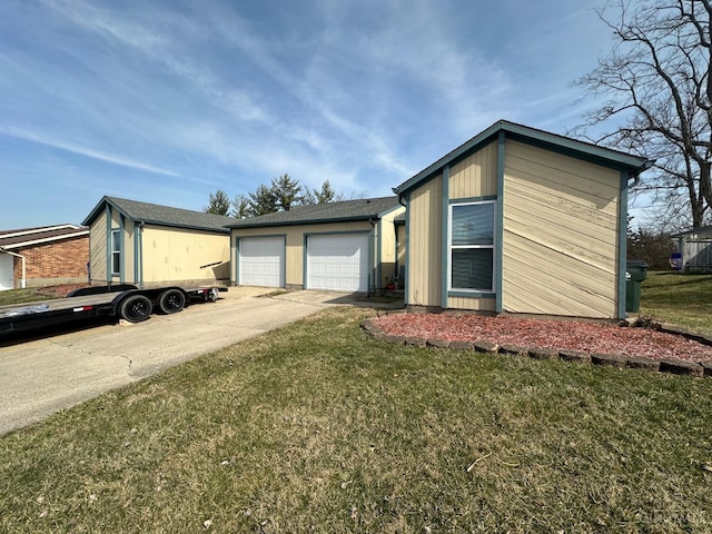 view of front of house featuring a front lawn, an attached garage, and driveway