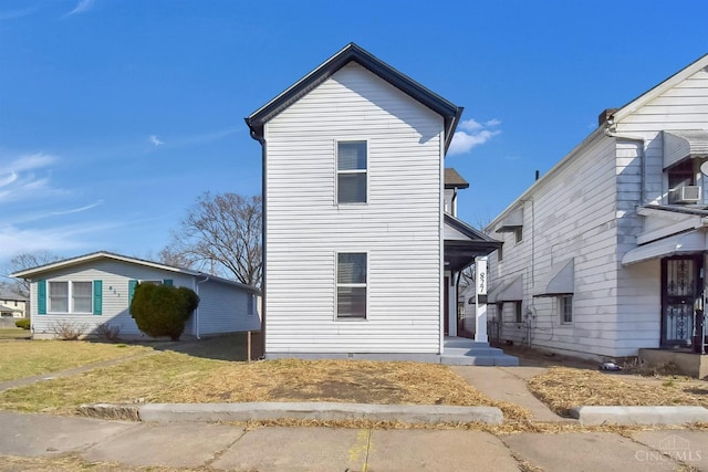 view of front of property with a front yard