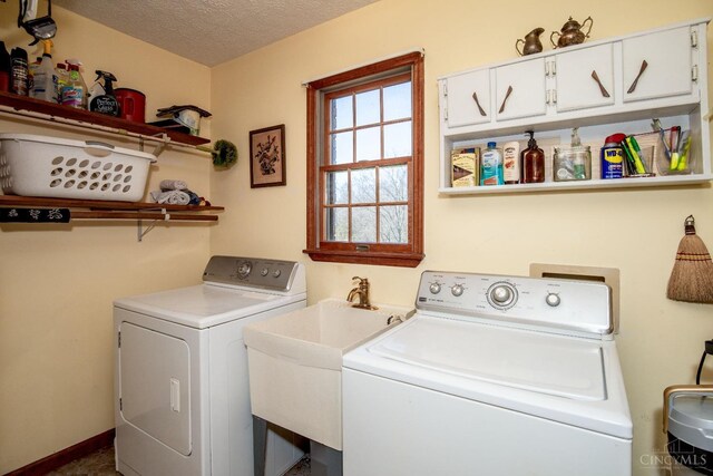 343 Whiteoak Dr, Wilmington, OH 45177 - laundry room with independent washer and dryer, cabinet space, and a textured ceiling