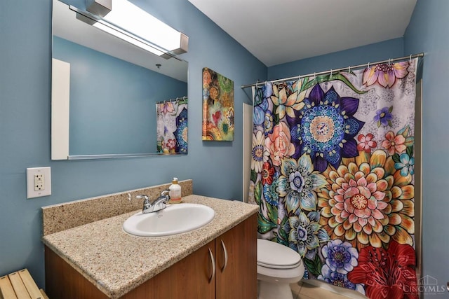 full bath with toilet, vanity, and a shower with curtain