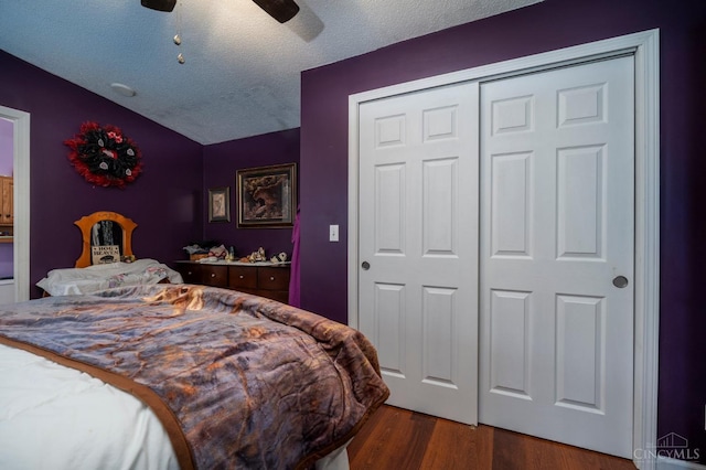 6651 Wizard Of Oz Way, Paint Twp, OH 45133 - bedroom featuring a closet, a textured ceiling, wood finished floors, lofted ceiling, and ceiling fan