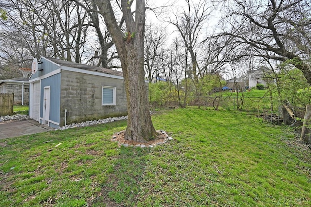 view of yard featuring fence and an outbuilding
