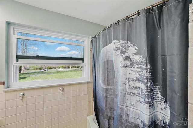 413 N Marshall Rd, Middletown, OH 45042 - full bath featuring tile walls and shower / bath combination with curtain