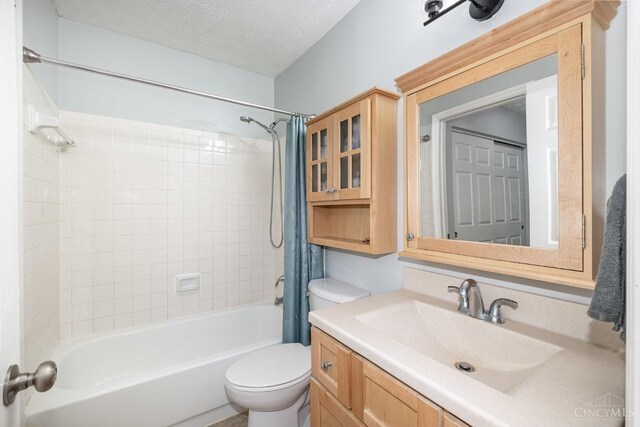 3690 Parfore Ct, Pierce Twp, OH 45245 - bathroom with shower / tub combo, toilet, vanity, and a textured ceiling