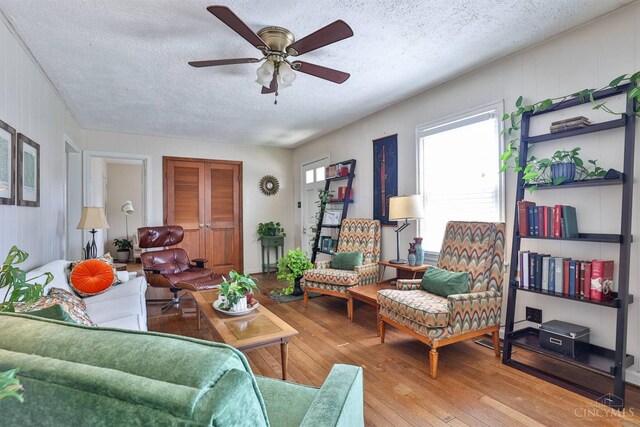 115 Maple Ave, Lebanon, OH 45036 - living area with a ceiling fan, light wood-style floors, and a textured ceiling