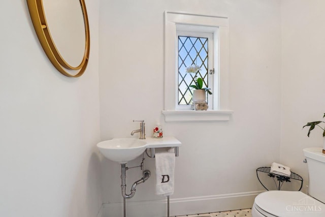 3725 Dogwood Ln, Columbia Twp, OH 45213 - bathroom with toilet and baseboards