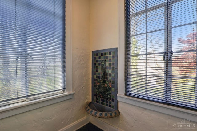 3725 Dogwood Ln, Columbia Twp, OH 45213 - detailed view of a textured wall and baseboards