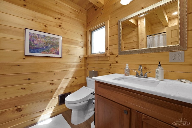 1607 Kato Ln, Marion Twp, OH 43155 - full bath featuring wooden walls, toilet, vanity, and curtained shower