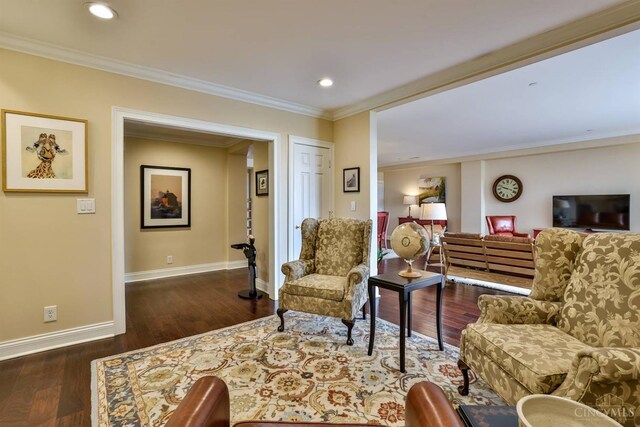 living room featuring baseboards, wood finished floors, ornamental molding, and recessed lighting