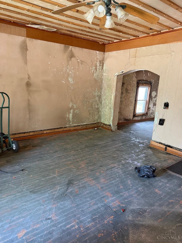 empty room featuring a ceiling fan