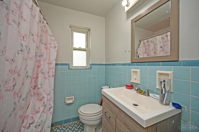 6014 Argus Rd, Cincinnati, OH 45224 - full bath featuring tile walls, vanity, wainscoting, tile patterned flooring, and a shower with curtain