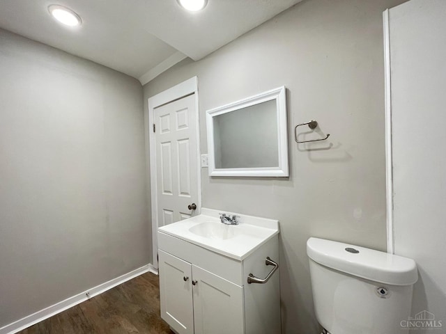 2259 Loth St, Cincinnati, OH 45219 - bathroom featuring wood finished floors, toilet, baseboards, vanity, and recessed lighting
