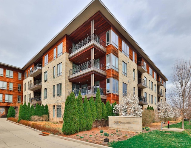 view of apartment building / complex