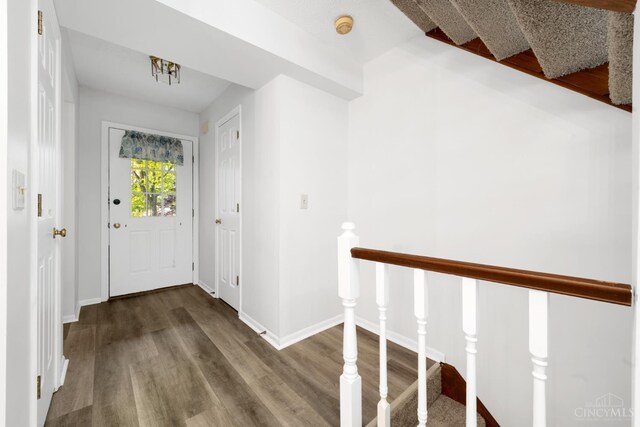 2869 Phaeton Ln, Deerfield Twp, OH 45039 - foyer with wood finished floors and baseboards