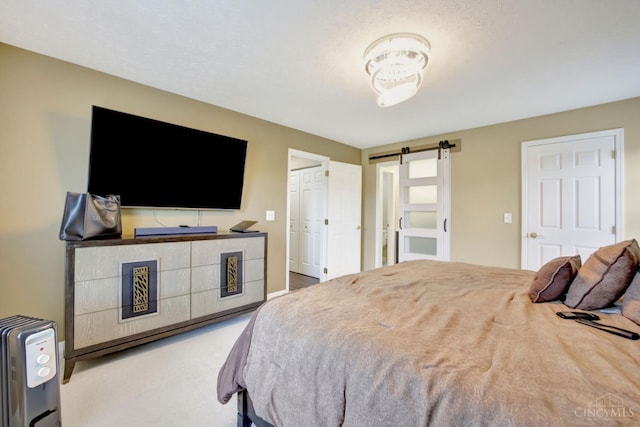 bedroom featuring a barn door