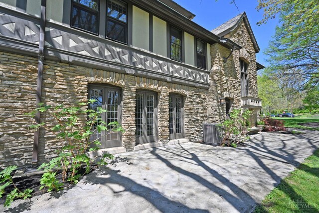 1 Beech Crest Ln, Cincinnati, OH 45206 - view of property with central AC unit